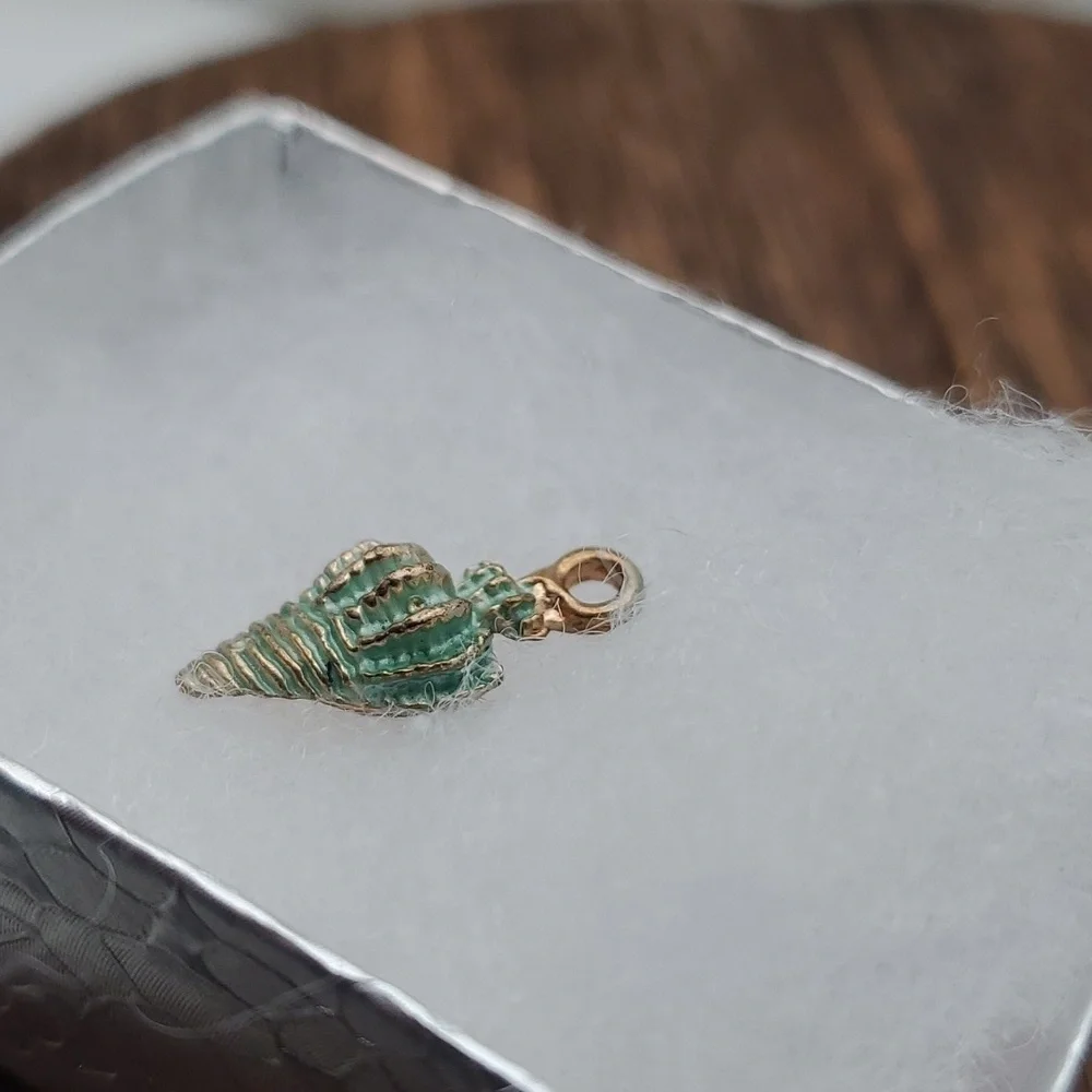 Green seashell conch charm mini‎